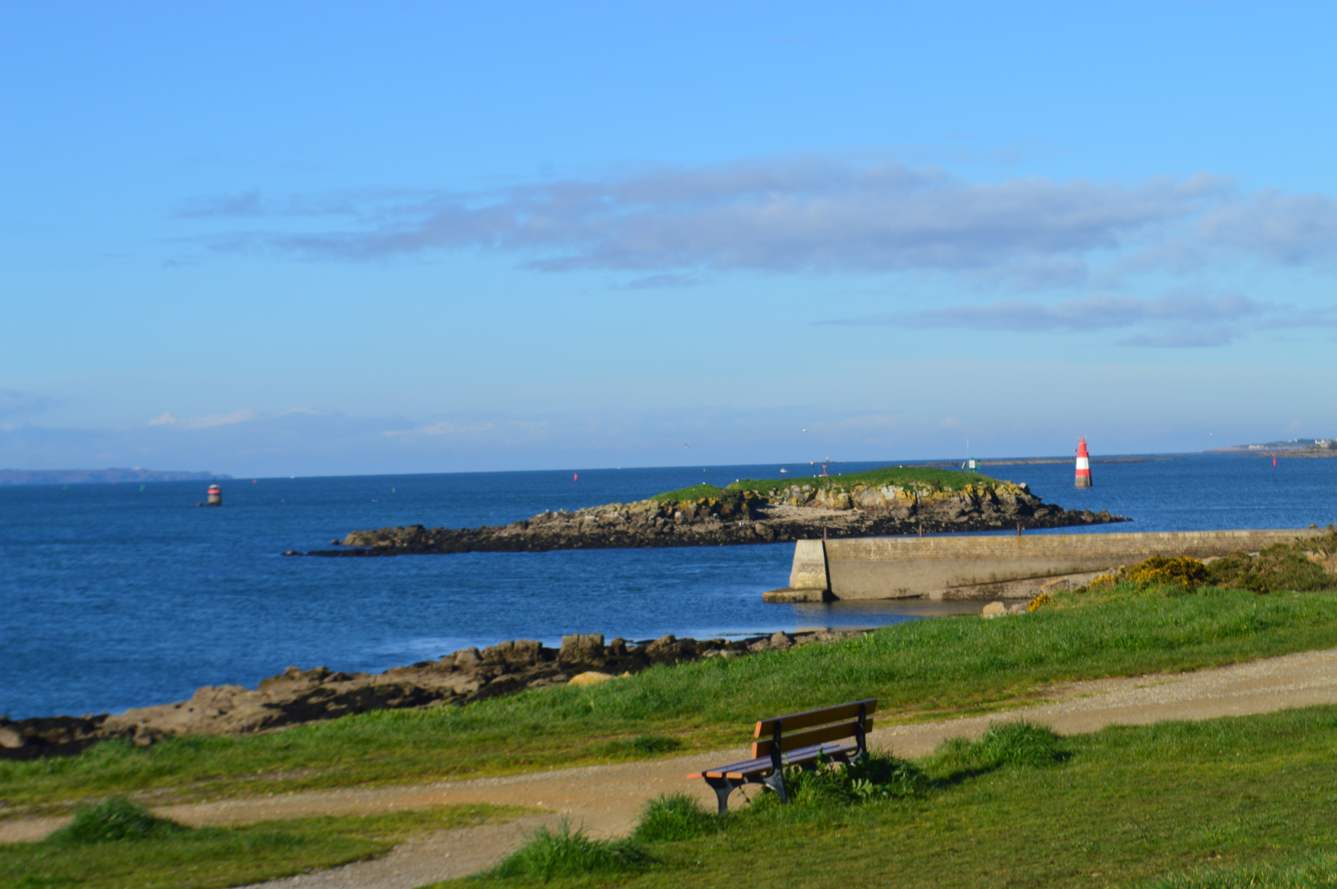 Vue sur la mer et l'îlot depuis les abords de Mon Petit Coin de Bretagne, à Riantec